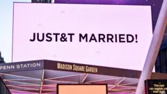 Inyubako ya Madison Square Garden igaragaza urumuri rw'iroza ruriho amagambo yo mu Cyongereza 'JUST&T MARRIED', mu bukwe bwa Taylor Swift naTravis Kelce, i New York, muri Amerika, ku itariki ya 3 Nyakanga (7) mu 2026.