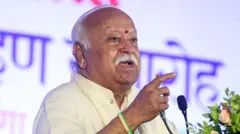 आरएसएस प्रमुख मोहन भागवत मंच से बोलते हुए