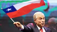 Kast ondea una bandera de Chile.