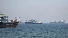 29 Nisan 2026 tarihinde Umman'ın Musandam kentindeki Hürmüz Boğazı'nda bulunan gemiler ve tekneler.