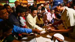 ශ්‍රී ලංකාව සිය ප්‍රධාන නිල ද්විපාර්ශ්වික ණය හිමියන් සමඟ ණය ප්‍රතිව්‍යුහගත කිරීමේ එකඟතා සාර්ථකව අවසන් කළ බව ජනාධිපති රනිල් වික්‍රමසිංහ (ජුනි මස 26) ප්‍රකාශ කළේය. මේයටතේ ඩොලර් බිලියන 10ක ණය ප්‍රතිව්‍යුගතකරණයට ලක්වනු ඇත. ණය ප්‍රතිව්‍යුගතකරණ වැඩසටහන සාර්ථක කර ගැනීම පිළිබඳ රටට නිවේදනය කිරීම සඳහා ශ්‍රී ලංකා රජය දින කිහිපයකට පෙර සිට ම සූදානම් වෙමින් පුළුල් මාධ්‍ය ප්‍රචාරණයක් ගෙන ගියේය.