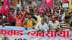 कवाड व्यवसायीको प्रदर्शन 