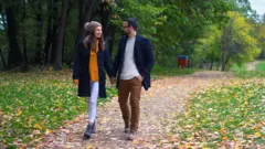 Casal caminhandolima sportmãos dadaslima sportparque enquanto sorriem