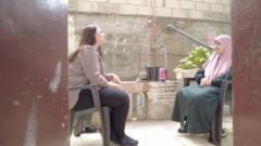 إيمان عريقات مع أمينة غنام في مخيم نور شمس