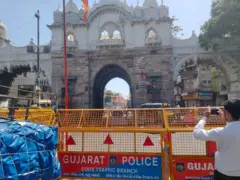 વડોદરાના ફતેપુરા ખાતે બે સ્થળોએ રામનવમીની શોભાયાત્રા વખતે બે જૂથો વચ્ચે ઘર્ષણ થતાં હિંસા ફાટી નીકળી હતી