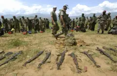 Imihate yindi yo gusenya umutwe wa FDLR yakozwe mbere yaciye intege uyu mutwe ariko kuwurandura biracyari ihurizo. Ku ifoto ni mu 2005 ubwo bamwe mu barwanyi ba FDLR bishyikirizaga MONUSCO mbere yo gusubizwa mu Rwanda