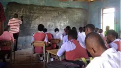 Olukọ n kọ akẹkọ ni kilaasi