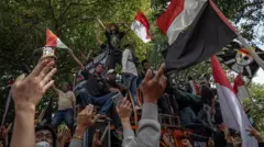 Dalam unjuk rasa yang dihadiri sekitar 100 ribu warga itu menuntut Bupati Pati Sudewo agar mundur dari jabatannya karena dinilai arogan dan sejumlah kebijakannya tidak pro ke masyarakat.