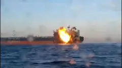 نفتکش روسیه متعلق به ناوگان سایه این کشور بعد از حمله شهپادی اوکراین در آتش 