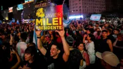 Apoiadorcodigo pixbetMilei com um banner que diz: 'Javier Milei PRESIDENTE'