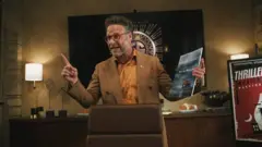 Seth Rogen fala de pé, em cena de 'O Estúdio'