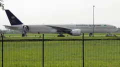 Pesawat Saudi Airlines nomor penerbangan SV-5276 berada di landasan usai mendarat darurat di Bandara Internasional Kualanamu, Kabupaten Deli Serdang, Sumatera Utara, Selasa (17/6/2025). Pesawat Saudi Airlines yang berangkat dari Jeddah Arab Saudi tujuan Bandara Soekarno Hatta Tangerang dengan membawa sebanyak 442 jamaah haji mendarat darurat di Bandara Internasional Kualanmu akibat adanya dugaan teror bom.