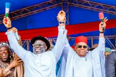 Mataimakin shugaban Najeriya Kashim Shettima da shugaban jam'iyyar APC a Najeriya Abdullahi Ganduje lokacin da suka karɓi gwamnan jihar Delta Sheriff Oborevwori wanda ya sauya sheƙa daga PDP zuwa APC