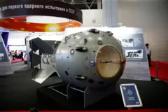 A primeira bomba nuclear da Rússia, a RDS-1, é exibida em uma exposição durante o Fórum Técnico e Militar Internacional ARMY-2019 em Moscou, Rússia, em 25 de junho de 2019.