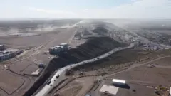 Estrada entre uma cidade arborizada e um planalto árido