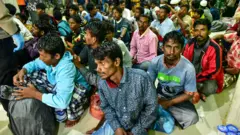Sejumlah Imigran etnis Rohingya berada di lokasi penampungan sementara di SMP Negeri 2 Curei, Kecamatan Muara Tiga, Kabupaten Pidie, Aceh, Senin (26/12/2022). 