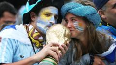 hinchas uruguayos besan una réplica de la Copa del Mundo