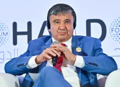 Wellington Dias com fones de ouvido durante evento