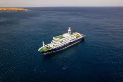 ภาพถ่ายทางอากาศนี้แสดงภาพรวมของเรือสำราญ MV Hondius ที่จอดนิ่งอยู่นอกท่าเรือ Praia เมืองหลวงของเคปเวอร์เด เมื่อ 3 พ.ค. หลังกระทรวงสาธารณสุขของแอฟริกาใต้ระบุว่าพบการระบาดของ "โรคระบบทางเดินหายใจเฉียบพลันรุนแรง" บนเรือสำราญในมหาสมุทรแอตแลนติก
