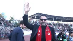 नेपालको दशरथ रङ्गशालामा इटलीका भूतपूर्व कप्तान तथा गोलरक्षक जियान्लुइजि बुफोन 