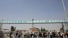 Suriyeliler Akçakale sınır kapısının önünde bekliyor.