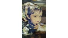 Foto de Fatma quando criança vestindo uma roupa tradicional indonésia.