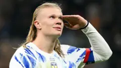 Erling Haaland comemora o gol contra a Itália na última eliminatória da Copa do Mundo da Noruega