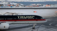 یک هواپیما که روی آن نوشته ترامپ در فرودگاه برفی نشسته