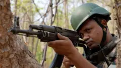 छत्तीसगढ़ के बस्तर में माओवादियों के ख़िलाफ़ चौकसी करता सुरक्षाबल कर्मी