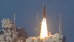 Ракета стартует для полета к Луне, видны клубы дыма и яркий выброс газа из двигателей