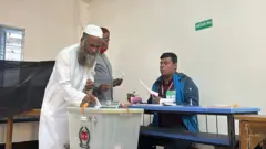 নির্বাচনে ভোট দিচ্ছেন একজন ভোটার