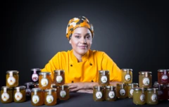 Jessica Medza Allogo présente ses pots de confiture