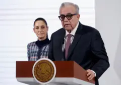 Rocha dando un discurso y unos pasos atrás Sheinbaum.