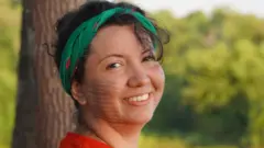 Angélica sorrindo para foto