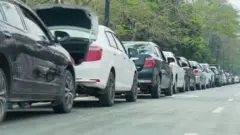 ঢাকায় অকটেনের জন্য দীর্ঘ সারিতে অপেক্ষমান গাড়ি