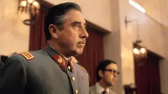 El general Augusto Pinochet durante una conferencia de prensa tras el golpe contra Salvador Allende 