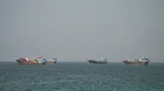 海上に4隻の船舶が浮かんでいる