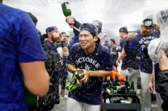 WS 1~6차전에서 모두 결장해 이날 마지막으로 출전 여부가 관심이었던 김혜성은 다저스가 5-4로 역전한 연장 11회말 2루 대수비로 나와 이번 월드시리즈에서 처음 출전했다. 경기가 승리로 끝난 뒤 김혜성은 동료들과 함께 그라운드에서 우승의 기쁨을 만끽했다.김혜성은 2001년과 2004년 우승 반지를 낀 김병현 이후 두 번째로 월드시리즈 우승 반지를 낀 한국인 선수가 됐다