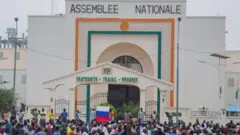 Козголоңдун кээ бир катышуучулары Орусиянын желегин көтөрүп жүргөнү байкалган. Москва болсо Нигердеги төңкөрүштү Конституцияга каршы келет деди 