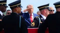 الرئيس ترامب يؤدي التحية لعدد من أفراد الجيش.