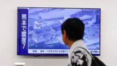 テレビ画面に熊本地震のニュース映像が映っている