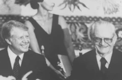 Foto mostra os presidentes Jimmy Carter (à esquerda) e Ernesto Geisel (à direita) sorrindo, usando ternos, em evento social em Brasília