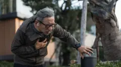 Un hombre se sostiene el pecho mientras corre.