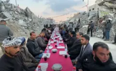 ग़ज़ा में लोगों ने पहला रोज़ा खोला 