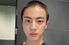 จิน โพสต์รูปถ่ายของตัวเองในทรงผมสั้นเกรียนก่อนที่จะเข้ากรมทหาร พร้อมข้อความว่า “น่ารักกว่าที่คิดไว้” 