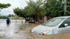 سیل پس از طوفان یاگی ساکنین میانمار را آواره کرد