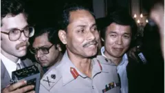 তিন জোটের রূপরেখা অনুযায়ী ক্ষমতা হস্তান্তর করেছিলেন হুসেইন মুহম্মদ এরশাদ।