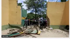 Aworan ogiri ọgba ẹwọn kan to ya