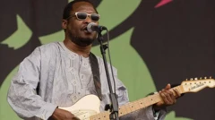 Amadou Bagayoko a appris la guitare en étudiant des groupes britanniques comme Led Zeppelin et Pink Floyd.