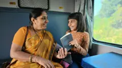 દિવાળી છઠ રેલવે બુકિંગમાં મુશ્કેલી કેમ, પહેલી ઓક્ટોબર, આધાર કાર્ડ નંબર જરૂરી, બોટ દ્વારા બુકિંગ, એજન્ટોને કારણે સમસ્યા, તત્કાલ ટિકિટમાં ગેરરીતિ, કાઉન્ટર ઉપર શું થાય, બીબીસી ગુજરાતી સાથે સમજો, બીબીસી ગુજરાતી